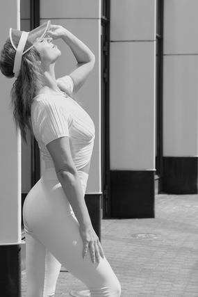 欧美单色调性感翘臀美女写真图片